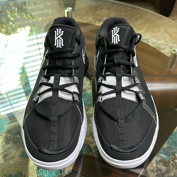 New Nike Kyrie Flytrap VI sneakers black and white size 11.5 - Picture 2 of 11